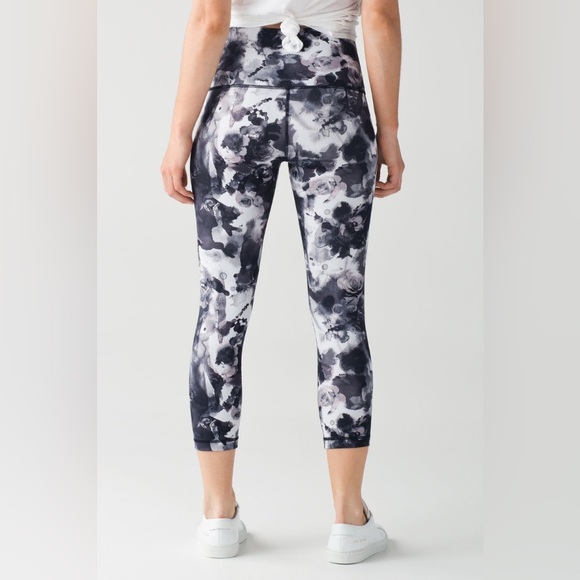 Lululemon Wunder Under Crop (Hi-Rise)
Obscurred Black Dusty Mauve - Picture 2 of 8